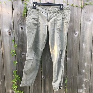 Gap women’s green/grey khaki cropped pants